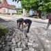 ‎Di Balik Debu dan Batu, Satgas TMMD 128 Bahu-membahu Bersama Warga Mengaspal Jalan Desa