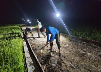 Malam pun Tiba, Namun Satgas TMMD 128 Kodim 0817/Gresik Tetap Berjibaku Menuntaskan Perbaikan Jalan Usaha Tani 