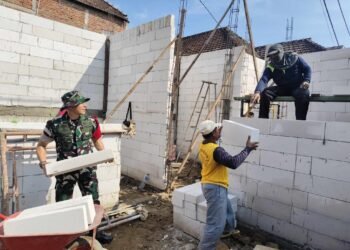 Tanggalkan Tongkat Komando, Dandim Gresik Turun Langsung Bantu Angkat Material Bangunan Perbaiki Rumah Warga