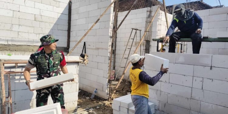 Tanggalkan Tongkat Komando, Dandim Gresik Turun Langsung Bantu Angkat Material Bangunan Perbaiki Rumah Warga