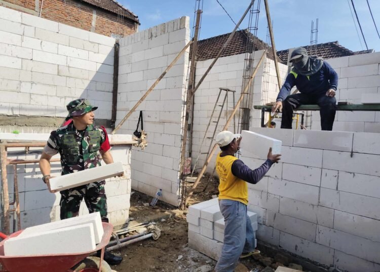 Tanggalkan Tongkat Komando, Dandim Gresik Turun Langsung Bantu Angkat Material Bangunan Perbaiki Rumah Warga