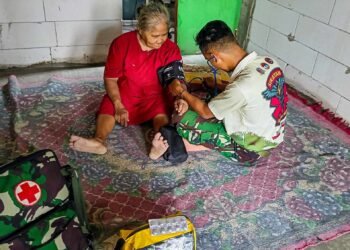 Sentuhan Kemanusiaan Mengakar Kuat di Bumi Slempit: “Cepat Sembuh ya, Bu” ucap Anggota Kesehatan Satgas TMMD 
