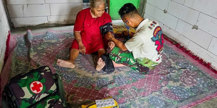 Sentuhan Kemanusiaan Mengakar Kuat di Bumi Slempit: “Cepat Sembuh ya, Bu” ucap Anggota Kesehatan Satgas TMMD 
