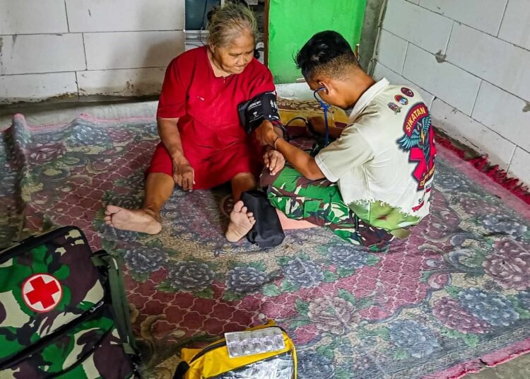 Sentuhan Kemanusiaan Mengakar Kuat di Bumi Slempit: “Cepat Sembuh ya, Bu” ucap Anggota Kesehatan Satgas TMMD 