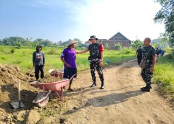 Di Tengah Debu Jalan Tani, Sapaan Hangat Dansatgas TMMD Bangkitkan Semangat Warga Slempit