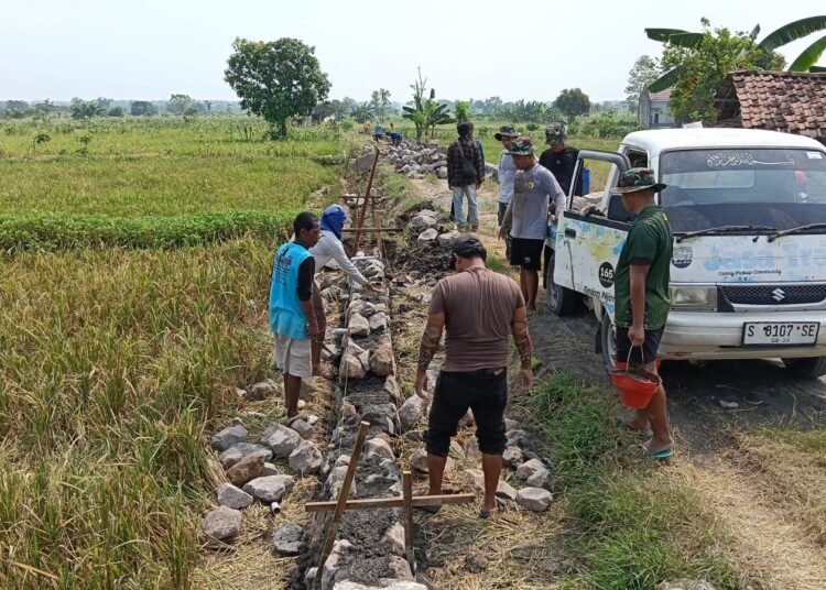 Di Tengah Sawah Desa Slempit, Semangat Gotong Royong TMMD Tak Pernah Surut