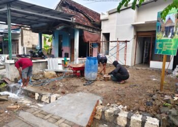 Berkat Kerja Keras TNI, Tak Lama Lagi Perbaikan Rumah Tak Layak Huni Milik Bu Sumani Tuntas