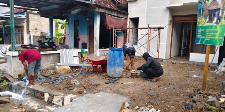 Berkat Kerja Keras TNI, Tak Lama Lagi Perbaikan Rumah Tak Layak Huni Milik Bu Sumani Tuntas