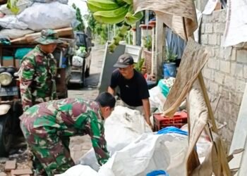 Pengepul Sampah pun Tak Lepas dari Kepedulian Satgas TMMD 128 di Desa Slempit Kedamaean 