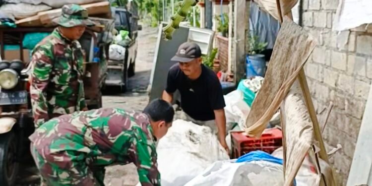 Pengepul Sampah pun Tak Lepas dari Kepedulian Satgas TMMD 128 di Desa Slempit Kedamaean 