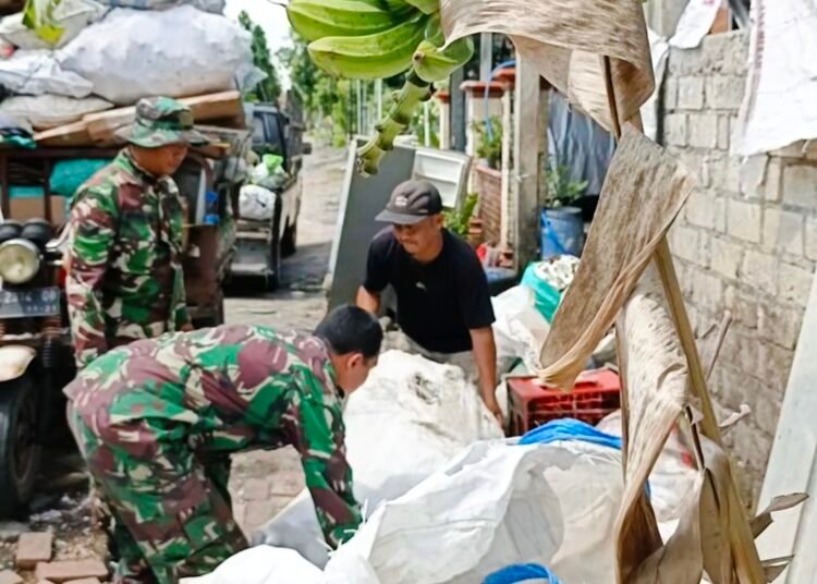 Pengepul Sampah pun Tak Lepas dari Kepedulian Satgas TMMD 128 di Desa Slempit Kedamaean 