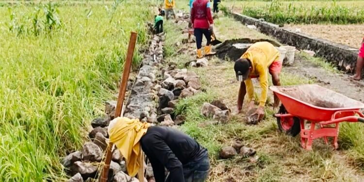 Pembangunan Tembok Penahan Tanah Capai 80 Persen, Semangat Gotong Royong Warga dan TNI Kian Kokoh