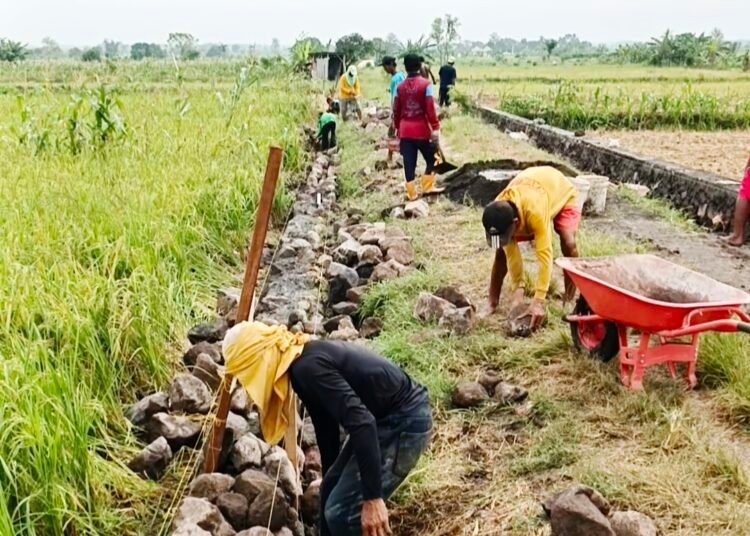 Pembangunan Tembok Penahan Tanah Capai 80 Persen, Semangat Gotong Royong Warga dan TNI Kian Kokoh