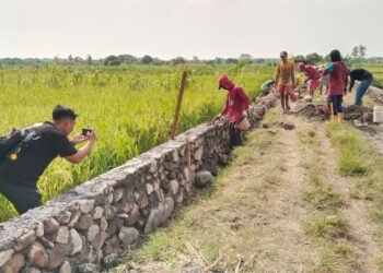 Dari Balik Kamera, Tim Media TMMD Gelorakan Semangat Kebersamaan di Desa Slempit Kedamaean 