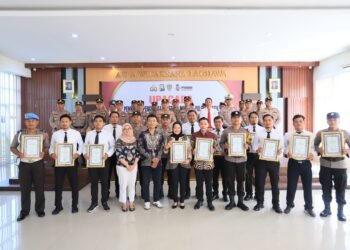 Jumat Berkah, Kapolres Gresik Gelontor Penghargaan untuk Anggota dan Warga Masyarakat Berprestasi