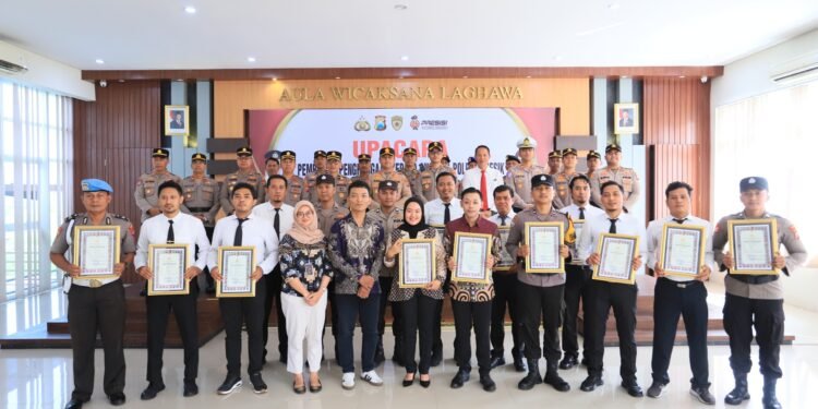 Jumat Berkah, Kapolres Gresik Gelontor Penghargaan untuk Anggota dan Warga Masyarakat Berprestasi