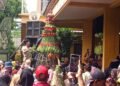 Semarak Sedekah Bumi Dusun Banjarsari Cerme Warga Berebut Gunungan Hasil Bumi