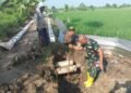 Babinsa Cerme Bersama Warga Bangun Jalan Alternatif di Poros Jalan Dusun Sekar Geneng Kandangan