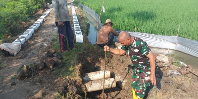 Babinsa Cerme Bersama Warga Bangun Jalan Alternatif di Poros Jalan Dusun Sekar Geneng Kandangan