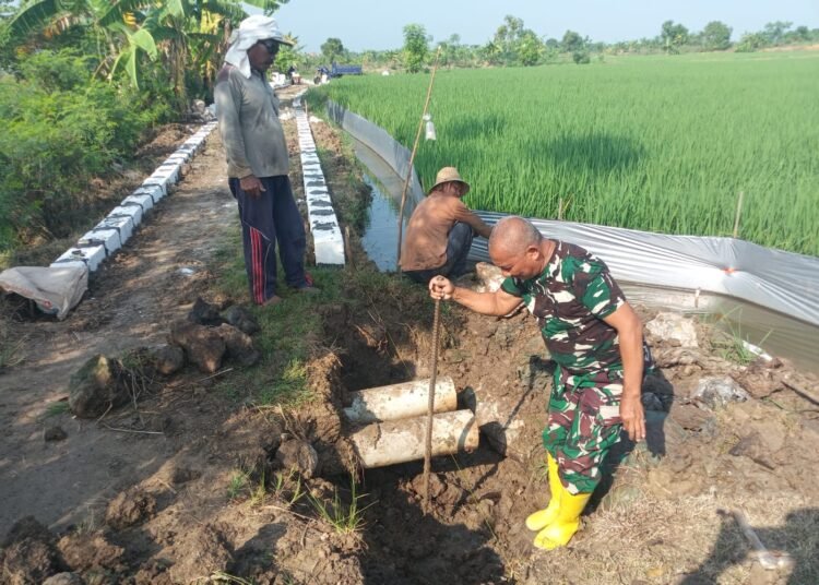 Babinsa Cerme Bersama Warga Bangun Jalan Alternatif di Poros Jalan Dusun Sekar Geneng Kandangan