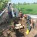 Babinsa Cerme Bersama Warga Bangun Jalan Alternatif di Poros Jalan Dusun Sekar Geneng Kandangan