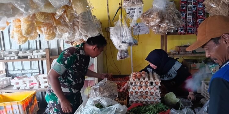 Babinsa Manyar Pererat Silaturahmi dengan Pedagang Sembako Ciptakan Hubungan Harmonis antara TNI dan Warga 