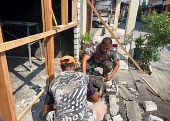 Semangat Gotong Royong, Babinsa Bungah Bantu Warga Bangun Rumah