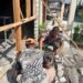 Semangat Gotong Royong, Babinsa Bungah Bantu Warga Bangun Rumah
