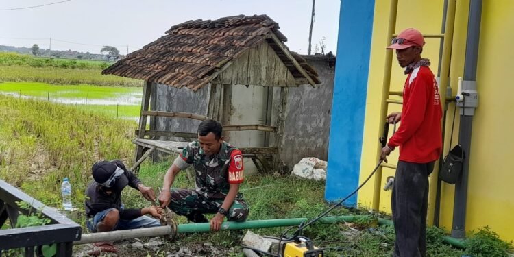 Babinsa Ujungpangkah Sigap Bantu Perbaikan Pipa Air Bersih, Pastikan Kebutuhan Warga Tetap Terpenuhi