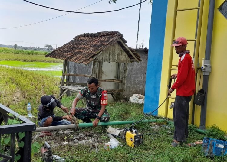 Babinsa Ujungpangkah Sigap Bantu Perbaikan Pipa Air Bersih, Pastikan Kebutuhan Warga Tetap Terpenuhi