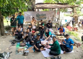 Qurban Trip FOZDA Gresik di Pulau Mengare Bungah: Sembelih 12 Kambing untuk Masyarakat yang Membutuhkan