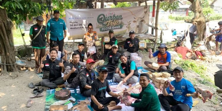 Qurban Trip FOZDA Gresik di Pulau Mengare Bungah: Sembelih 12 Kambing untuk Masyarakat yang Membutuhkan