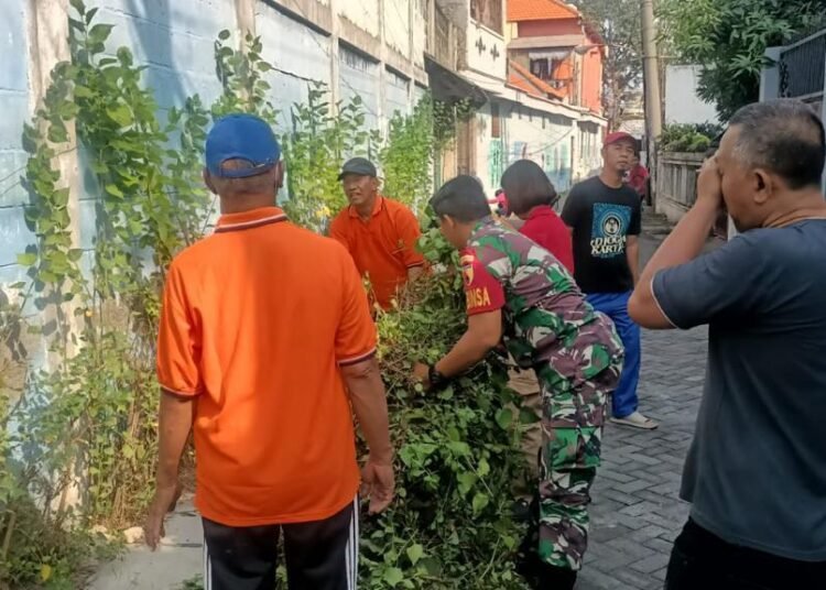 Babinsa Kemuteran Gresik Ajak Warga Rawat Lingkungan, Ciptakan Kawasan Asri dan Nyaman