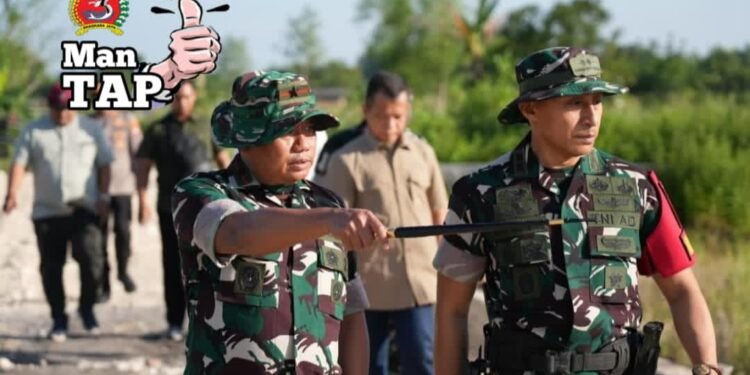 Mantap !! Dandim Gresik Tak Kenal Lelah Turun Langsung Kawal TMMD ke-128 di Desa Slempit Kedamean