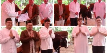 Semangat Berbagi, Dirut Petrokimia Gresik Dr. Ir. Daconi Khotob, MM Serahkan Hewan Kurban ke Masjid Nurul Jannah