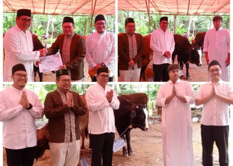 Semangat Berbagi, Dirut Petrokimia Gresik Dr. Ir. Daconi Khotob, MM Serahkan Hewan Kurban ke Masjid Nurul Jannah
