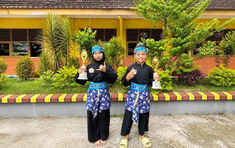 Jawara Pencak Silat O2SN: MIN 1 Gresik Berhasil Kirim Dua Atlet Terbaiknya ke Tingkat Kabupaten Gresik   