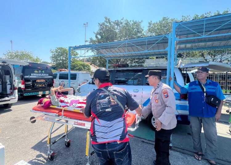 Wujud Kepedulian Polres Gresik, Sidokkes Berikan Layanan Ambulans Gratis untuk Pasien Asal Bawean