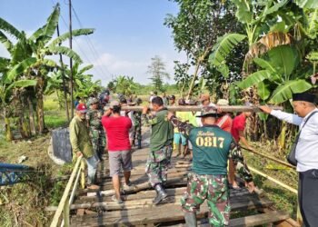Semangat Kebersamaan Iringi Prajurit Kodim 0817/Gresik Awali Pembangunan Jembatan Garuda di Benjeng
