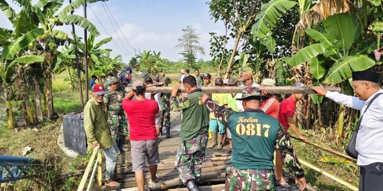 Semangat Kebersamaan Iringi Prajurit Kodim 0817/Gresik Awali Pembangunan Jembatan Garuda di Benjeng