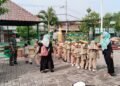 Edukasi Kebangsaan Sejak Dini, Babinsa Cerme Sambut Kunjungan Puluhan Anak TK 