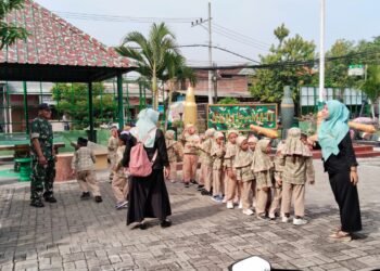 Edukasi Kebangsaan Sejak Dini, Babinsa Cerme Sambut Kunjungan Puluhan Anak TK 