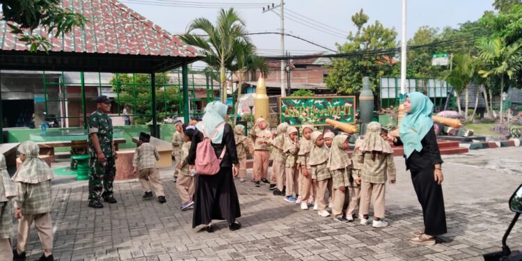 Edukasi Kebangsaan Sejak Dini, Babinsa Cerme Sambut Kunjungan Puluhan Anak TK 