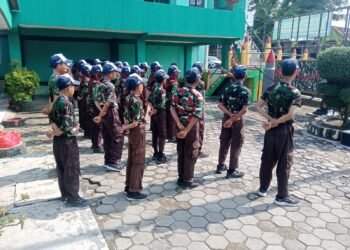 Babinsa Balongpanggang Tanamkan Disiplin dan Wawasan Kebangsaan kepada Pelajar SMPN 31 Gresik