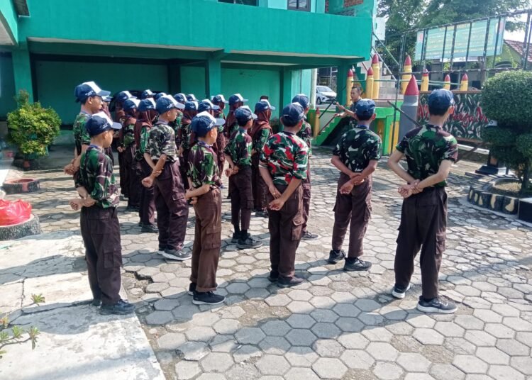 Babinsa Balongpanggang Tanamkan Disiplin dan Wawasan Kebangsaan kepada Pelajar SMPN 31 Gresik