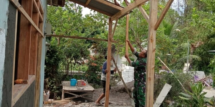 Babinsa Bungah Terjun Langsung Bantu Pembangunan Rumah Warga: Wujud Nyata TNI Hadir untuk Rakyat 