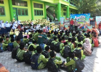 Minggu seru !! PT Mayora Kunjungi MI Alkarimi Gresik Kenalkan Produk Terbaru Snack Stick Apetito
