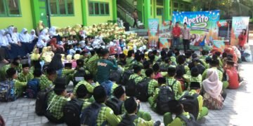 Minggu seru !! PT Mayora Kunjungi MI Alkarimi Gresik Kenalkan Produk Terbaru Snack Stick Apetito