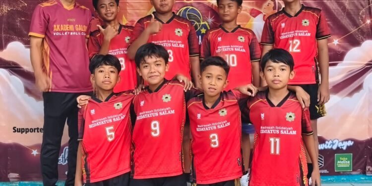 Joosss !! MI Hidayatus Salam Lowayu Dukun Sabet Juara 1 Turnamen Bola Voli Gresik Utara Cup V