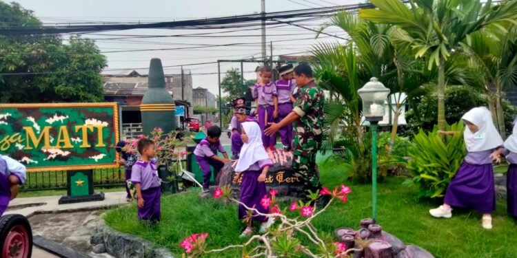 Full Happy !! Siswa TK Ya Bunaya Belajar Sambil Bermain Bersama Babinsa Koramil 0817/08 Cerme